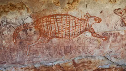 Balanggarra Aboriginal Corporation / UWA Centr Kangaroo cave painting