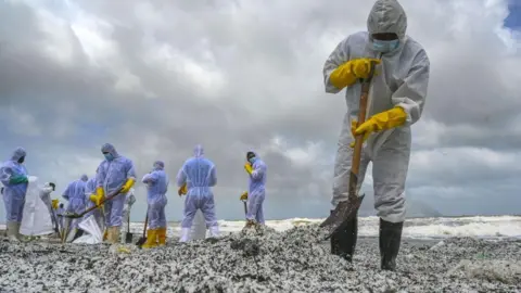 Sri Lankan naval soldiers work in Getty Images to remove Nurdles and other debris on the beach in Colombo after the Press Press disaster. Photo: May 28, 2021