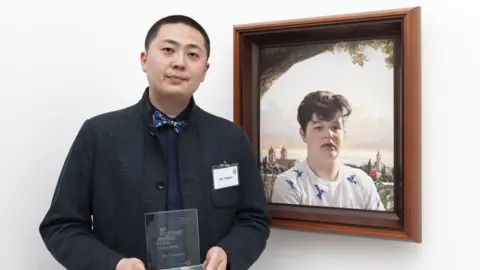 Jorge Herrera Zhu Tongyao with his portrait Simone