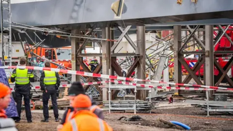 Dos trabajadores mueren en el colapso de un puente en la ciudad holandesa de Lochem.