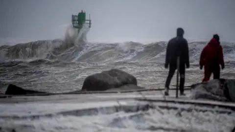 Storm Otto lashes Scandinavia closing the Oresund bridge