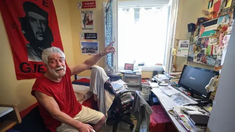 AFP Un póster del Che Guevara y las postales de activistas palestinas adornan las paredes de la celda de la prisión de Georges Abdallah en el suroeste de Francia