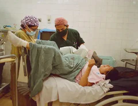 Carlota Guerrero Jennifer in labour at the hospital.