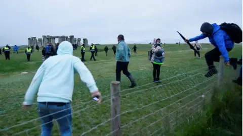 Summer solstice Hundreds attend Stonehenge despite advice