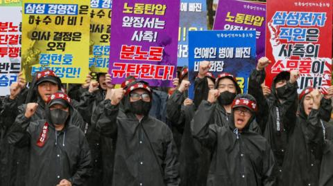 The National Samsung Electronics Union (NSEU) workers hold placards and shout slogans during a general strike to disrupt production between July 8 and 10, in front of the Samsung Electronics Nano City Hwaseong Campus in Hwaseong, South Korea, 8 July, 2024.