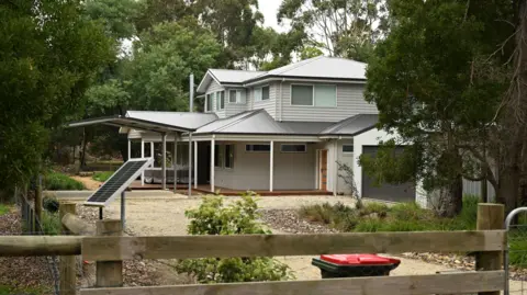Getty Images An exterior view of the Leongatha home where Erin Patterson allegedly served up four death cap mushroom-laced beef wellingtons in July 2023, in Leongatha, Victoria, Australia