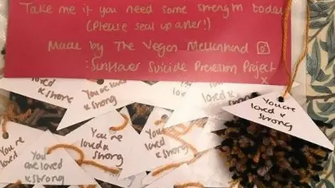 The Vegan Mellanhand Pompoms with notes attached