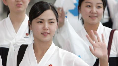 北朝鮮の「美女軍団」、平昌五輪へ 南北にメリット - BBCニュース
