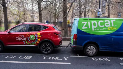 Getty Images Sebuah mobil zipcar dan van yang diparkir di sebelah satu sama lain di London