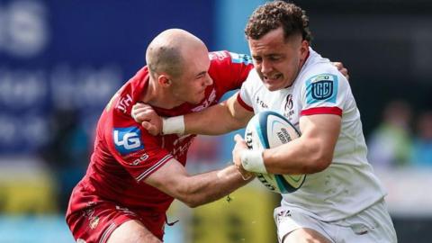 Mike Lowry carries against Scarlets