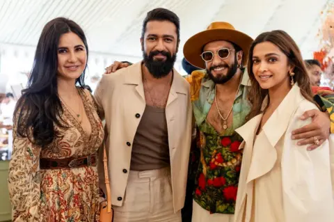 路透社 演员 Katrina Kaif、她的丈夫兼演员 Vicky Kaushal、演员 Ranveer Singh 和他的妻子兼演员 Deepika Padukone 在婚前庆祝活动中合影