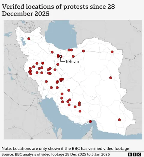 Um gráfico da BBC mostrando locais de protestos verificados no Irã. 