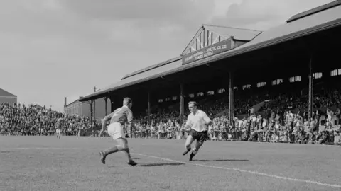 Evening Standard Striker Tosh Chamberlain in action for Fulham at Craven Cottage, 21st August 1959