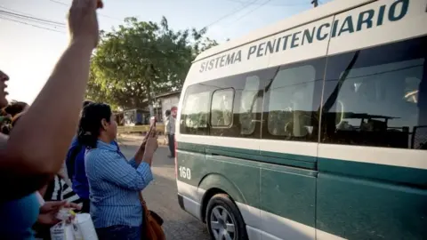 Reuters People react as a bus transporting opposition supporters, considered political prisoners, leaves a jail hours before government and opposition leaders were due to restart talks, in Managua, Nicaragua February 27, 2019.