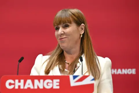 盖蒂图片社工党副领袖安吉拉·雷纳在工党大选宣言发布会上发表讲话 