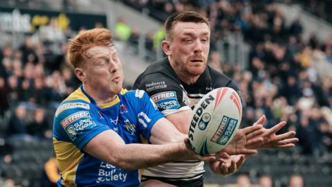 Ed Chamberlain (right) playing for Hull FC against Leeds