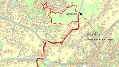 Image Ioacc Plans Map showing the location of the site at Tyddyn Mostyn, Menai Bridge. An area of green space is highlighted in red. 