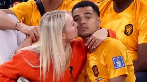 Cody Gakpo of Netherlands and his girlfriend Noa van der Bij in 2022