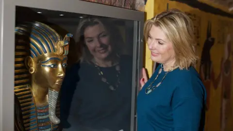 Lady Carnarvon Lady Carnarvon looks at a replica of Tutankhamun's golden mask