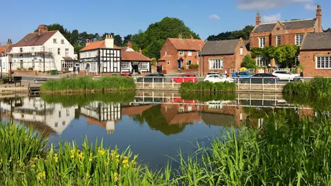  Paul Harrop / Geograph Swanland village pond