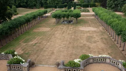 Louis Tsamados Knebworth House parterre