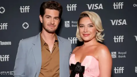 Getty Images Andrew Garfield i Florence Pugh na premierze filmu "Żyjemy w czasie" podczas Międzynarodowego Festiwalu Filmowego w Toronto 2024 w Princess of Wales Theatre 6 września 2024 w Toronto, Ontario