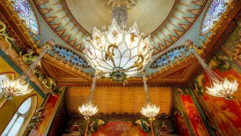 Brighton & Hove Museums A grandiose ceiling of a room in an Indian-Chinese style. 