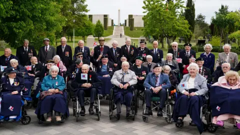 VE Day service honours last generation of WW2 veterans 14 PA Media WW2 veterans pictured at the National Memorial Arboretum, in Alrewas, Staffordshire. Some are in wheelchairs while others stand and hold union jack flags.