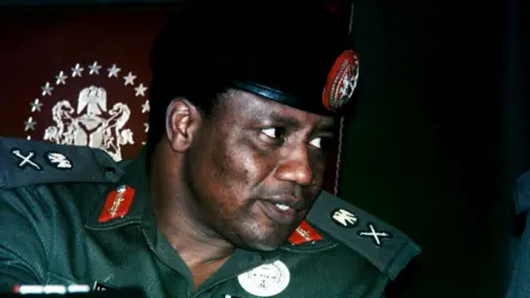 A young Ibrahim Babangida seen in an archive photo from 1984. He is in military uniform and wearing a beret.