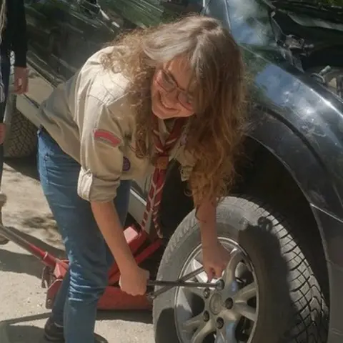 Handout Sham changing a car tyre