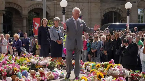 PA Media King Charles III bekijkt bloemen en souvenirs buiten het Atkinson Arts Centre in Southport