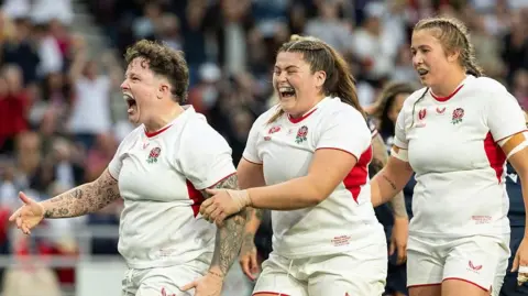 Hannah Botterman celebrates her try