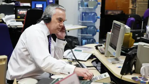 Huw Edwards na redação da BBC