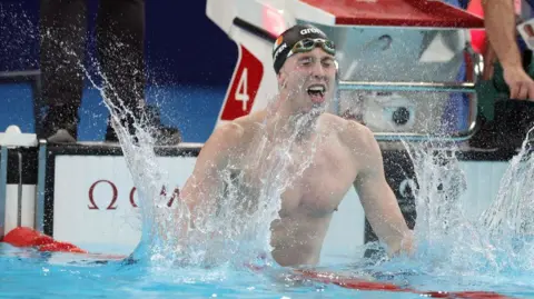 Getty Images Daniel Wiffen smashing water in pool