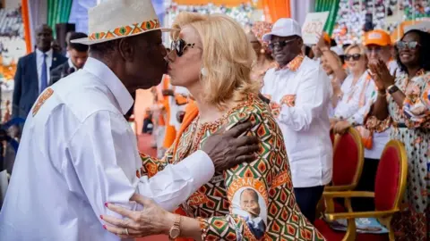RHDP Alassane Ouattara e sua esposa se beijam durante a campanha.