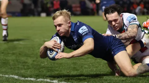 Arron Reed scores for Sale Sharks against Leicester Tigers