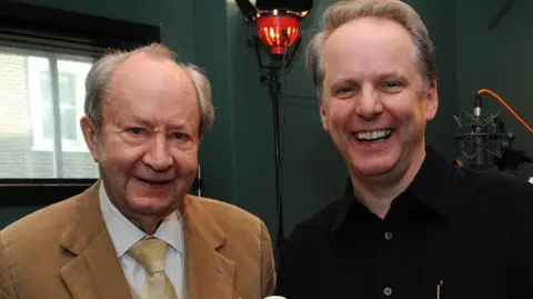 PA Media Pengisi suara asli Wallace, Peter Sallis dengan Nick Park pada tahun 2008