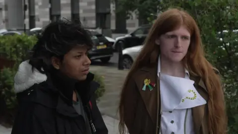 Nirrhit Pal (l) and Freazy Warr are standing in a street in London