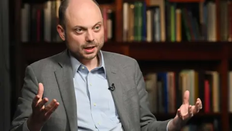 BBC Vladimir Kara-Murza makes manus  motion  during interview