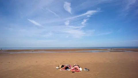 Getty Images Holidaymakers enjoy the high temperatures on Blackpool beach on 19 June 2017