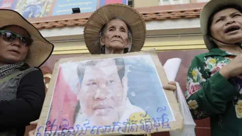 EPA Protester holds a photo of Mony outside court