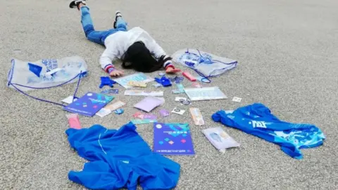 Sina Weibo/MrBailuj A Chinese user competing in the #fallingstars challenge