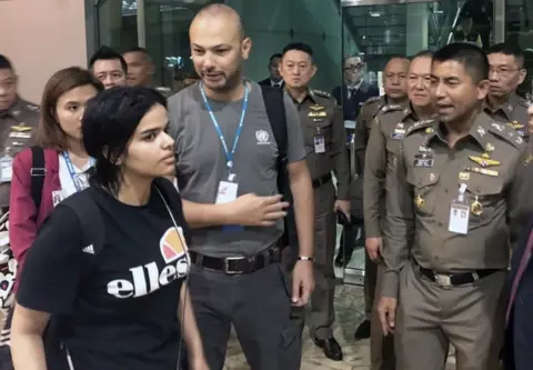 EPA/THAI IMMIGRATION BUREAU  Rahaf Mohammed al-Qunun talks to Thai Immigration Police Chief Surachet Hakparn at the Suvarnabhumi international airport near Bangkok
