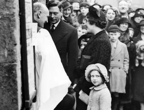 Sueddeutsche Zeitung Photo / Alamy Stock Photo The Royal Family greeted by a vicar at the door of the church spectators watching on