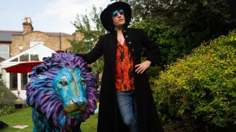 Joseph Lynn Noel Fielding with his Tusk Lion Trail sculpture