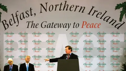 Getty Images David Trimble, Bill Clinton and Seamus Mallon at Odyssey Arena.