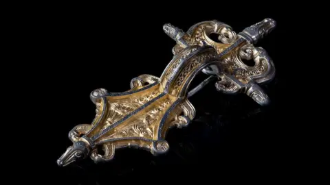 Daniel Lindskog A brooch found at the dig site