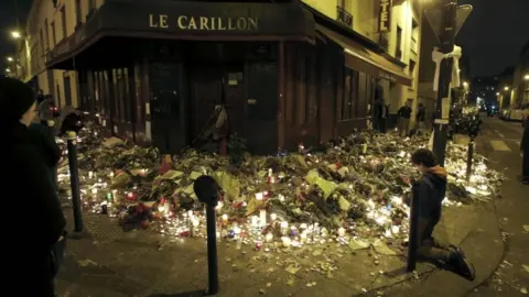 Reuters People pray outside Le Carillon restaurant, one of the attack sites in Paris, November 15, 2015.