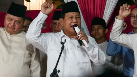 Getty Images Prabowo wygłasza przemówienie zwycięskie w swojej rezydencji w Dżakarcie 20 marca 2024 r., wkrótce po potwierdzeniu jego wyboru