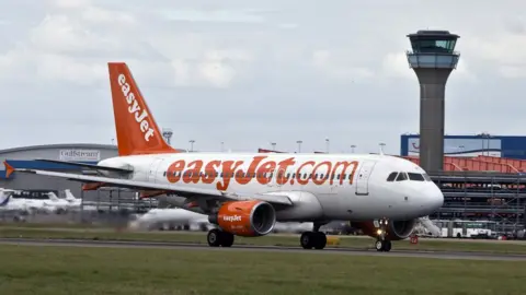 SOUTH BEDS NEWS AGENCY EasyJet plane at Luton Airport